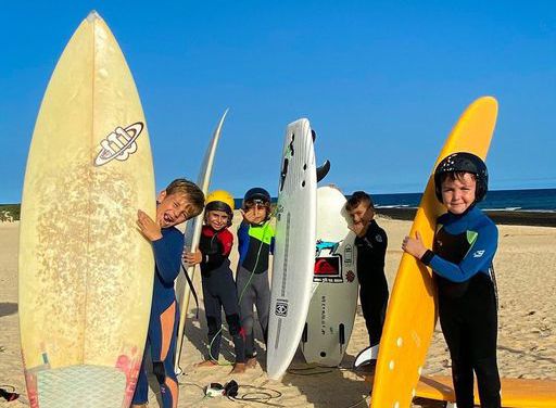 niños con tablas de surf