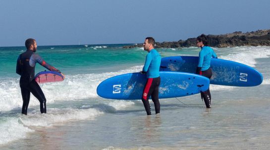 practicando con tablas de surf